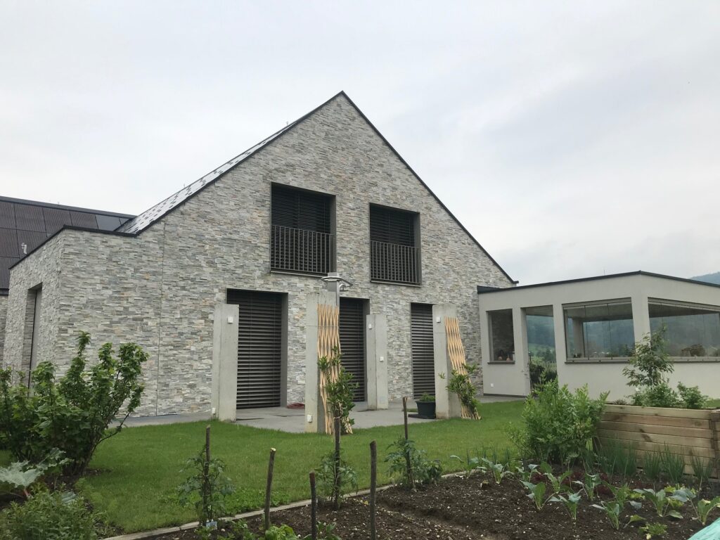 Natursteinverblender wirken wie Steinfassade