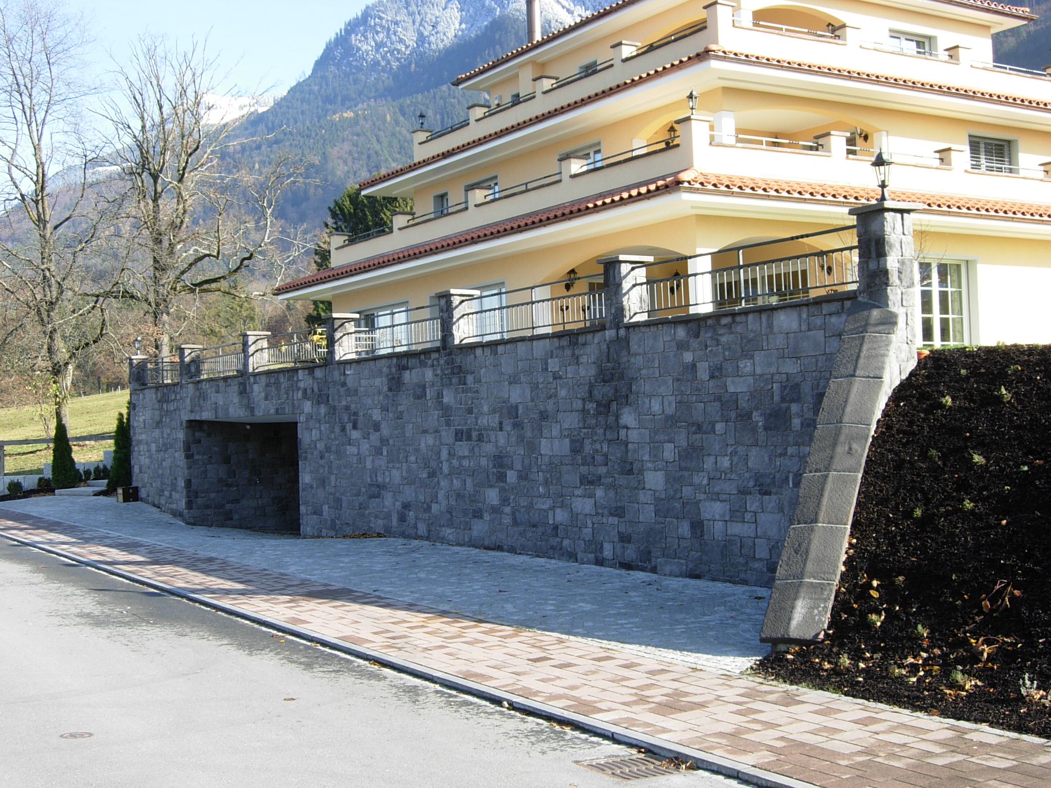 Kunststeinverblender an betonmauer