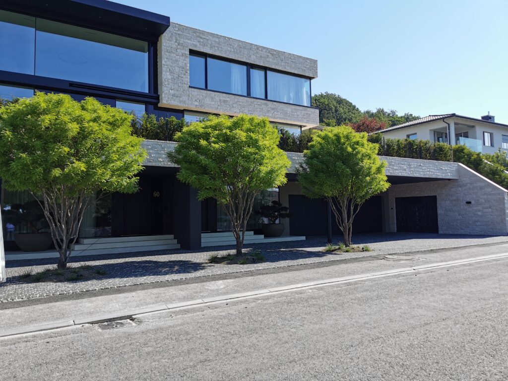 Aussenfassade mit Natursteinverblendern