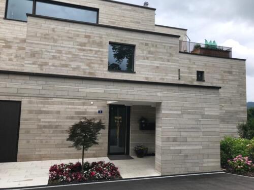 Eingangsbereich Zweifamilienhaus Jura-Kalk