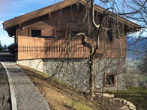 Idyllisches Haus mit Natursteinfassade