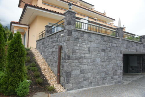 Kunststeinfassade Tuscany Grey