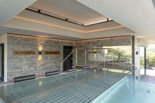 Natursteinwand im SPA
