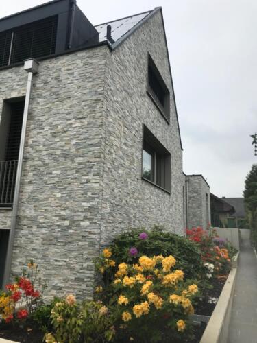 Rustikale Steinfassade mit Verblendern